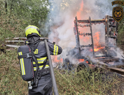 Na Kroměřížsku hořela maringotka a včelín