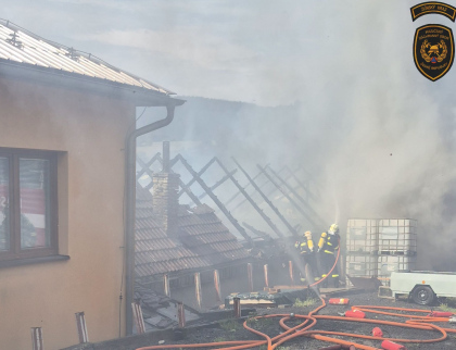 Požár hospodářského objektu zasáhl i okolí 