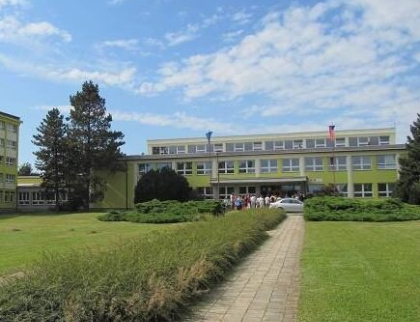 Krajští radní schválili další investice do školství. Opraví se jídelna, tělocvična i střecha