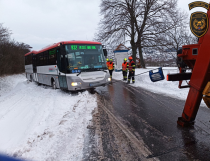 Ledové pondělí. Hasiči nestačili vytahovat vozidla z příkopů 