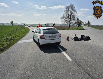 Po srážce s autem utrpěl řidič motorky i jeho spolucestující zranění