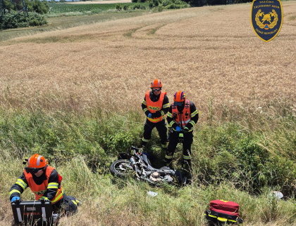 Motorkář havaroval u Hulína poté, co sjel z dálnice.  Svým zraněním podlehl 