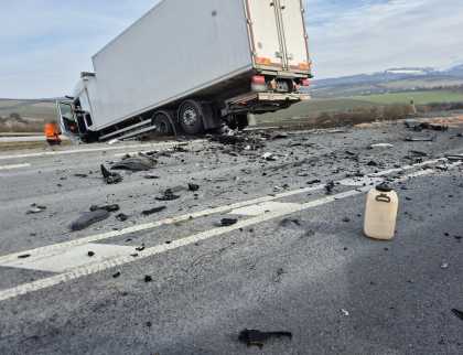 Tragický střet nákladního s osobním vozidlem. Řidič osobáku nepřežil