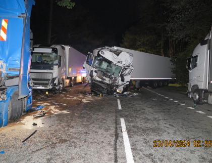 Nehoda tří nákladních vozidel. Dvě osoby utrpěly zranění 