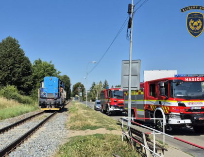 Cyklista přejížděl železniční přechod. Přehlédl přijíždějící lokomotivu