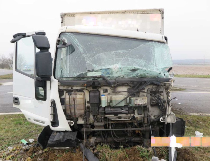 Nehoda dvou nákladních vozidel. Jeden z řidičů utrpěl zranění