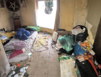 Nastěhovali se do neobydleného domu. Dlouho tam nepobyli 