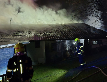 V Rackové hořela hospodářská budova i dům