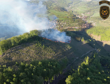 Poblíž Rusavy vzplál lesní porost. Zasahovalo 30 jednotek i vrtulník