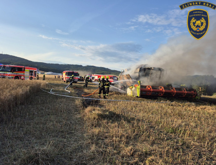 Požár kombajnu při sklizni zaměstnal sedm jednotek hasičů