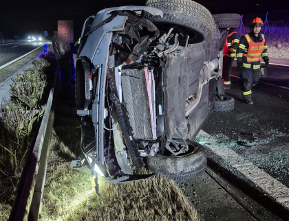 Dodávka se na dálnici D1 u Kroměříže převrátila na bok