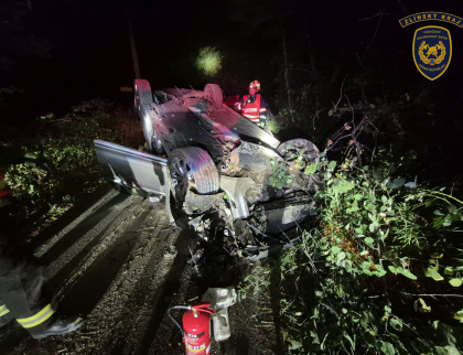 Řidič převrátil auto na střechu, dvě osoby se zranily