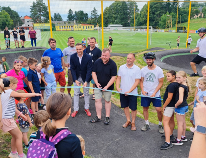 V Boršicích otevřeli novou pumptrackovou dráhu pro mladé cyklisty i zkušené jezdce