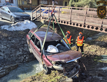 Další řidič v korytě potoka