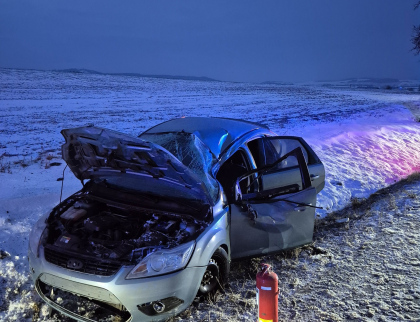 Zimní posloupnost: Kluzká silnice, příkop, hasiči a nemocnice