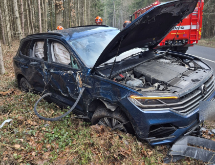 Řidička narazila do lesního stromu. Přijela pro ni záchranka