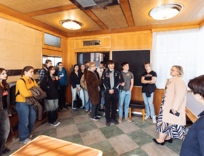 Studenti poznali krajský úřad i zákulisí Baťova mrakodrapu