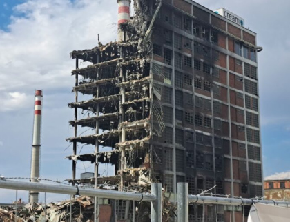 Demolice 34. budovy ve Zlíně je dočasně přerušena, majitel chce část torza zachránit