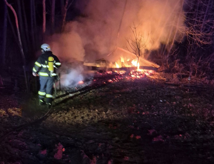 Tragický noční požár v Provodově: V plamenech zahynul člověk