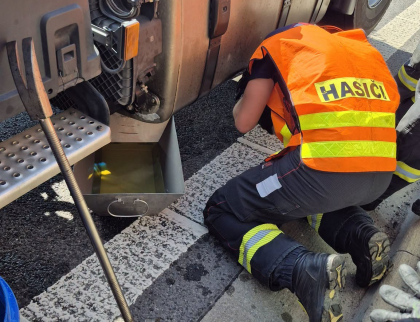 Dálnici D55 u Otrokovic uzavřel rozsáhlý únik nafty