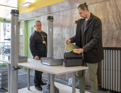 Krajský úřad zavádí u vstupu do Baťova mrakodrapu detekční kontrolu: posiluje bezpečnost zaměstnanců i návštěvníků