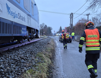 Velké štěstí. Střet auta s vlakem v Želechovicích se obešel bez zranění
