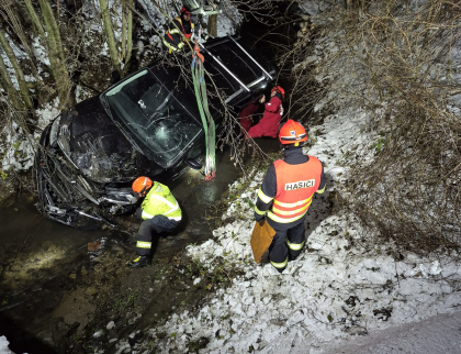 Řidička nezvládla řízení a skončila zaklíněna v korytu potoka