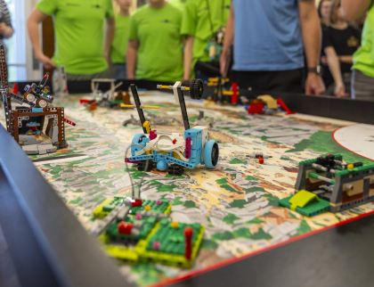 Žáci soutěžili v programování robotů z Lega. Pomůže jim to zlepšit technické dovednosti i posílit spolupráci