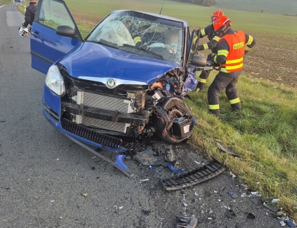 Náročné pondělní ráno hasičů. Dvě nehody, zraněné osoby a vyprošťování řidiček 
