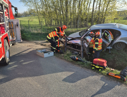 Zaklíněného řidiče museli hasiče z auta vystříhat 