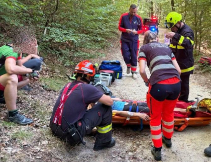 Pro zraněného kluka na kole museli hasiči do lesa s čtyřkolkou