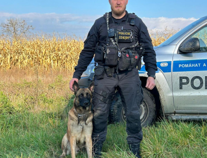 Policejní pes KID zachránil život ztracenému myslivci