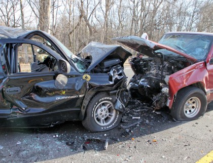 Čelní střet dvou aut si vyžádal jeden lidský život a čtyři zraněné 