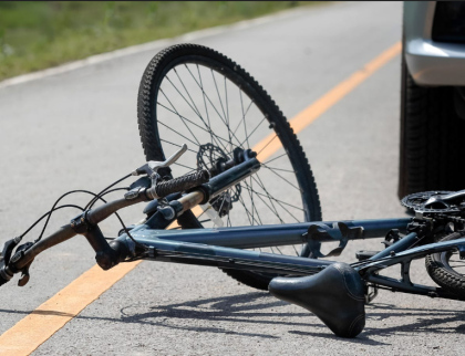 Tragická nehoda. Cyklista utrpěl zranění, kterým na místě podlehl 