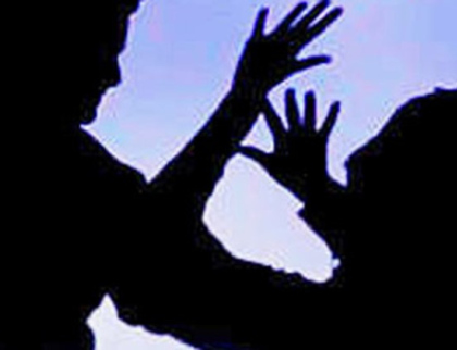 Návštěva syna u matky přerostla v ostrou hádku a potyčku, při níž tekla krev