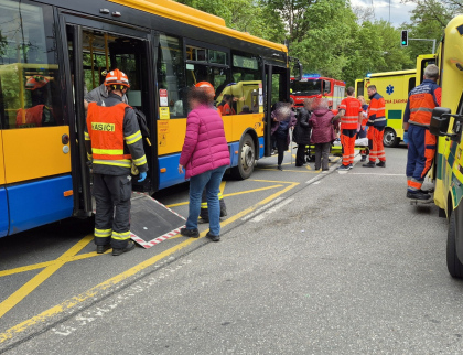 Autobus se srazil s osobákem. Sedm zraněných seniorů 