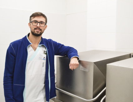 Grilování bez rizik: Odborník z Nemocnice AGEL Valašské Meziříčí radí, jak se vyhnout letním střevním potížím