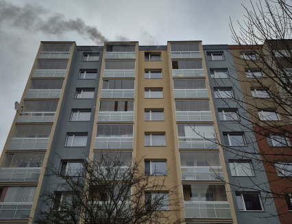 V panelákovém bytě v nejvyšším patře vypukl požár. Škoda 2 miliony 