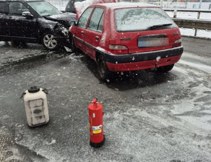 U Zašové  se bourala dvě auta. Zraněnou osobu odvezla záchranka