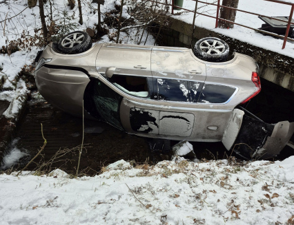 Řidička skončila v korytě potoka