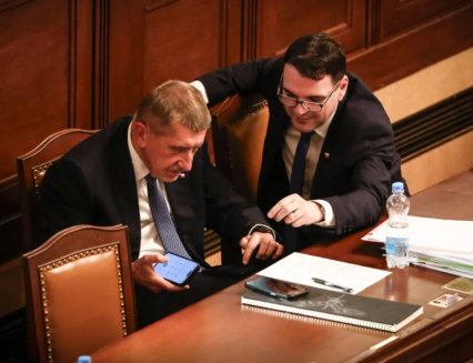 Pat a Mat na cestách. Babiš a Macinka vysvětlí NATO, že bránit se nebudeme, a kolik je pohlaví