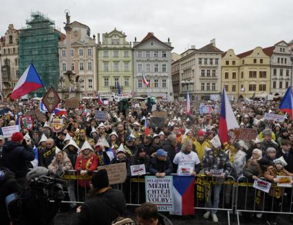 „Hanba, demisi.“ Demonstranti zaplnili Staroměstské náměstí