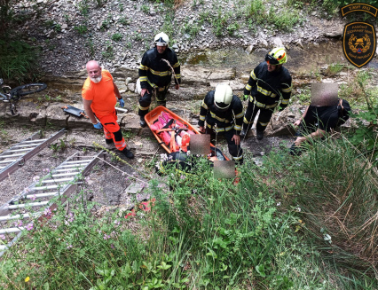 Cyklistka se zřítila ze skalnatého srázu do koryta Bečvy