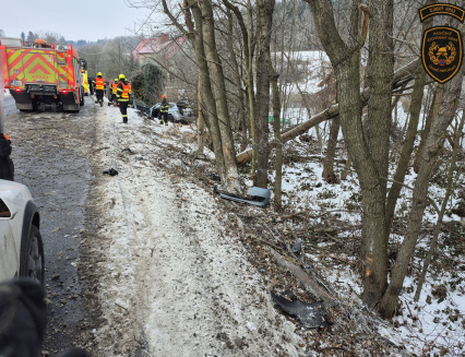 Řidič v Hošťálkové narazil do stromu a zůstal v autě zaklíněn 