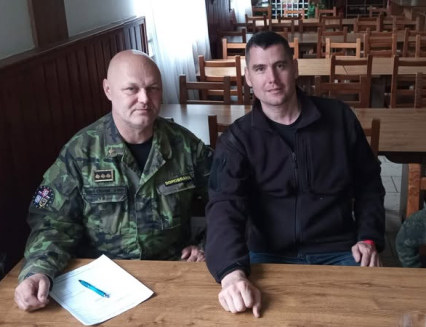 Pokud nám volby ukradnou, nazrál čas na odboj, vyzval lídr Stačilo! Své příznivce cvičí se zbraní