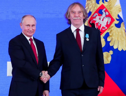 Dno v nedohlednu. Nohavica v nové „humorné“ písni brání Putina