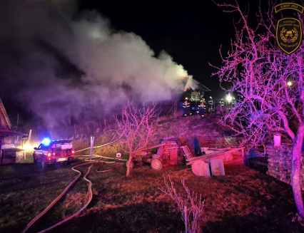 Noční požár hospodářské budovy v Huslenkách. Slepice nepřežily