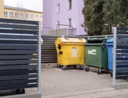 V Rožnově pokračuje modernizace kontejnerových stání