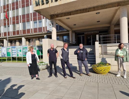 Vsetín řeší problematiku vizuálního smogu. Po anketě o výdejních boxech proběhla komentovaná procházka městem