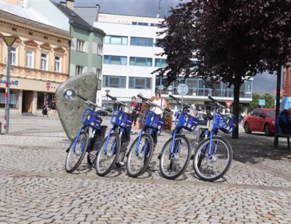 Sdílená kola ve Vsetíně budou pokračovat nejméně do října
